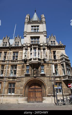 Tipico edificio storico in pietra nella Citta' Universitaria di Cambridge Inghilterra. Il trasporto in bicicletta è popolare in città a causa del parcheggio limitato e del traffico Foto Stock