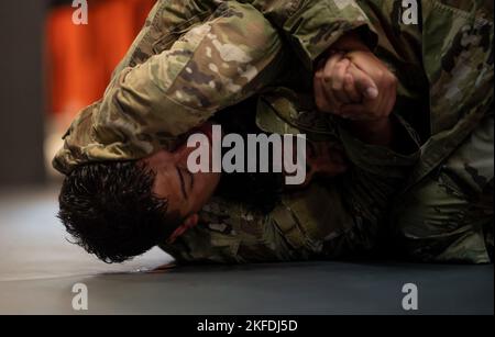 SRA Josiah Morales, difensore dello squadrone di risposta di contingenza 921st, esegue un chokehold durante il corso di istruttore Combatives di base alla base dell'aeronautica militare di Travis, California, 8 settembre 2022. Il 821st Contingency Response Group ha recentemente ospitato il primo team di formazione mobile del Camp Guernsey Joint Training Center per affinare le competenze dei difensori attraverso il corso di una settimana. Foto Stock