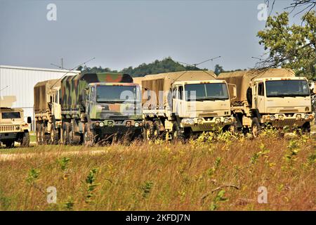 I veicoli in scena per le operazioni di addestramento sono mostrati il 9 settembre 2022, a Fort McCoy, Wisconsin. Durante settembre 2022, migliaia di truppe addestrate a Fort McCoy per addestramento istituzionale e combattimento esteso e addestramento di fine settimana. Il motto di Fort McCoy è “diventare il centro di addestramento della forza totale”. Foto Stock