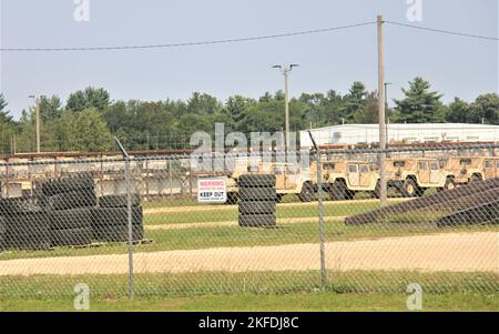 I veicoli in scena per le operazioni di addestramento sono mostrati il 9 settembre 2022, a Fort McCoy, Wisconsin. Durante settembre 2022, migliaia di truppe addestrate a Fort McCoy per addestramento istituzionale e combattimento esteso e addestramento di fine settimana. Il motto di Fort McCoy è “diventare il centro di addestramento della forza totale”. Foto Stock