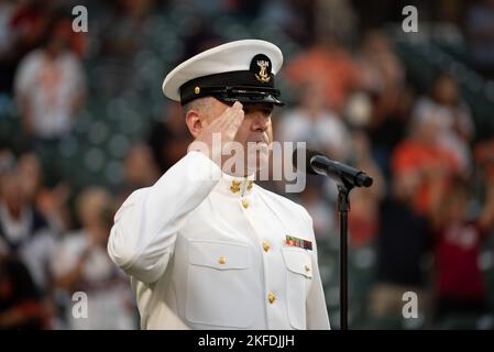 220909-N-PN850-1027 BALTIMORA (SETT. 09, 2022) il musicista di classe 1st Robert A. Kurth canta l'inno nazionale all'Orioles Park per celebrare la Maryland Fleet Week Foto Stock