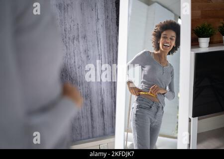 Donna perdita di peso e dieta. Misurazione della dimensione della vita depressione triste Foto Stock