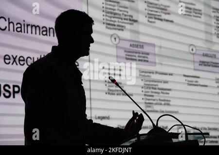 US Army Lt. Col. Houston Sheets, USINDOPACOM, consegna il primo round di lezioni accademiche per il giorno 2 di Gema Bhakti, 10 settembre 2022, Jakarta Indonesia. Gema Bhakti 22 è un evento USINDOPACOM Joint Exercise Program, che utilizza le forze congiunte statunitensi in collaborazione con le forze Armate TNI, collaborando per aumentare l'interoperabilità e migliorare la stabilità e la sicurezza regionale attraverso partnership bilaterali e multilaterali. (US Air Force Photo by Master Sgt. Andrew Jackson) Foto Stock