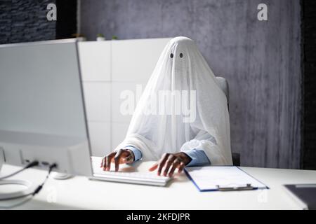 Ghostwriter in ufficio. Creative Ghost Writer utilizzando il computer Foto Stock