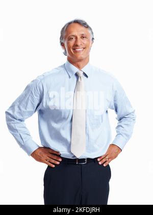 Uomo d'affari sorridente con le mani sulla vita. Ritratto bello uomo di affari maturo sorridente con le mani sulla vita su sfondo bianco. Foto Stock