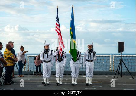 HONIARA, Isole Salomone (settembre 10, 2022) – la guardia del colore USNS Mercy (T-AH 19) della nave militare dell'ospedale Sealift Command parade i colori durante la cerimonia di chiusura delle Isole Salomone del Pacific Partnership 2022 a bordo di Mercy. Ora nel suo 17th° anno, Pacific Partnership è la più grande missione multinazionale annuale di assistenza umanitaria e di preparazione alle catastrofi condotta nell'Indo-Pacifico. Pacific Partnership è una missione unificante che promuove amicizie e cooperazione durature tra molte nazioni. La missione dell’anno nelle Isole Salomone ha incluso partecipanti provenienti da Stati Uniti, Giappone e. Foto Stock