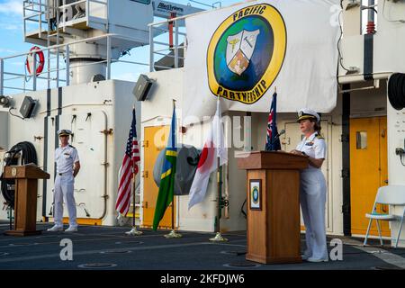 HONIARA, Isole Salomone (settembre 10, 2022) – CMdR. Sara Gonzalez, da Bonita, California, a destra, dà le sue osservazioni durante il Pacific Partnership 2022 (PP22) Solomon Islands cerimonia di chiusura a bordo della nave militare Sealift Command ospedale USNS Mercy (T-AH 19). Ora nel suo 17th° anno, Pacific Partnership è la più grande missione multinazionale annuale di assistenza umanitaria e di preparazione alle catastrofi condotta nell'Indo-Pacifico. Pacific Partnership è una missione unificante che promuove amicizie e cooperazione durature tra molte nazioni. La missione dell’anno nelle Isole Salomone ha incluso i partecipanti Foto Stock