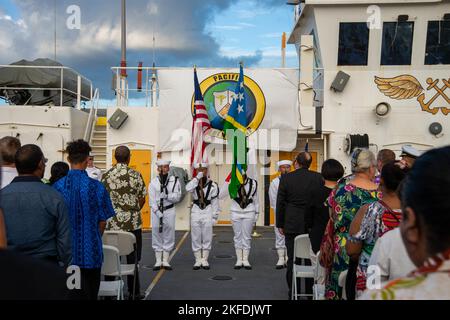 HONIARA, Isole Salomone (settembre 10, 2022) – la guardia del colore USNS Mercy (T-AH 19) della nave militare dell'ospedale Sealift Command parade i colori durante la cerimonia di chiusura delle Isole Salomone del Pacific Partnership 2022 a bordo di Mercy. Ora nel suo 17th° anno, Pacific Partnership è la più grande missione multinazionale annuale di assistenza umanitaria e di preparazione alle catastrofi condotta nell'Indo-Pacifico. Pacific Partnership è una missione unificante che promuove amicizie e cooperazione durature tra molte nazioni. La missione dell’anno nelle Isole Salomone ha incluso partecipanti provenienti da Stati Uniti, Giappone e. Foto Stock