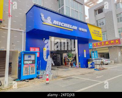 SUQIAN, CINA - 18 NOVEMBRE 2022 - un negozio Michelin a Suqian, provincia di Jiangsu, Cina, 18 novembre 2022. Foto Stock
