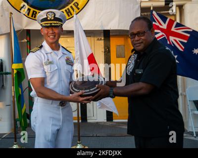 HONIARA, Isole Salomone (settembre 10, 2022) – Honorable Manasseh Maelanga, vice primo ministro delle Isole Salomone, destra, presenta un regalo al capitano Hank Kim, comandante della missione del partenariato pacifico 2022 (PP22 PP22), durante la cerimonia di chiusura delle Isole Salomone PP22 a bordo della nave militare USNS Mercy (T-AH 19) del comando militare Sealift. Ora nel suo 17th° anno, Pacific Partnership è la più grande missione multinazionale annuale di assistenza umanitaria e di preparazione alle catastrofi condotta nell'Indo-Pacifico. Pacific Partnership è una missione unificante che promuove amicizie e coo durature Foto Stock