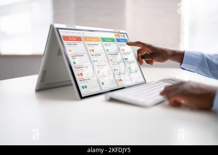 Applicazione software Kanban Project Schedule Management su laptop Foto Stock