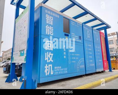 SUQIAN, CINA - 18 NOVEMBRE 2022 - Una macchina intelligente per il riciclaggio dei rifiuti viene vista in una comunità residenziale a Suqian, provincia di Jiangsu, Cina, 18 novembre 2 Foto Stock