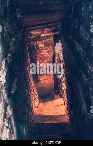 Guardate nel seminterrato. Una scala conduce giù in una camera scura. Catacombe e complessi sotterranei a volta. Foto Stock