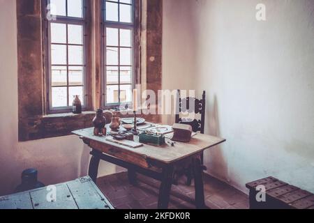 Cucina deserta e ripostiglio al Castello di Königstein con vista attraverso l'arco. Foto Stock