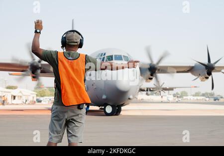 Uno specialista della base di autocisterne (MABS) del Servizio Forestale degli Stati Uniti (MAFFS) marshalls un velivolo C-130J Super Hercules della 146th Ala della Guardia nazionale aerea della California alla base di autocisterna di Boise, Idaho, 10 settembre 2022. Il Dipartimento dell'Agricoltura degli Stati Uniti ha attivato due aerei del Dipartimento della Difesa C-130 dotati di MAFFS per assistere con l'aumento dell'attività antincendio in diversi stati occidentali. (Foto della Guardia Nazionale aerea di Senior Airman Thomas Cox) Foto Stock