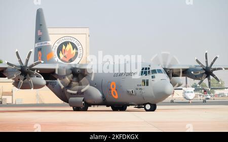 Un impianto antincendio modulare (MAFFS) dotato di C-130H Hercules della 152nd Airlift Wing della Guardia Nazionale dell'aria del Nevada parte in una missione antincendio presso la Boise Tanker base, Idaho, 10 settembre 2022. Il Dipartimento dell'Agricoltura degli Stati Uniti ha attivato due aerei del Dipartimento della Difesa C-130 dotati di MAFFS per assistere con l'aumento dell'attività antincendio in diversi stati occidentali. Foto Stock