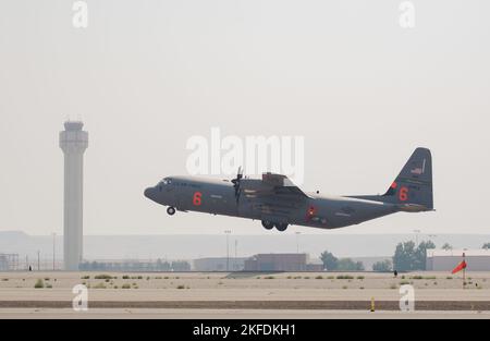 Un aeromobile Super Hercules C-130J dotato di sistemi antincendio modulari (MAFFS) assegnato alla 146th Airlift Wing della Guardia Nazionale aerea della California decade dalla Boise Tanker base, Idaho, 10 settembre 2022. Due equipaggi della 146th Airlift Wing e della 152nd Airlift Wing del Nevada hanno abbandonato un totale di 11.556 galloni di ritardante su un incendio in Oregon il 10 settembre 2022. Foto Stock