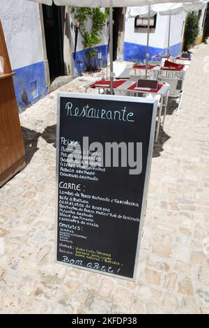 Ristorante a lato strada con menu di lavagna in portoghese - Obidos in Portogallo Foto Stock