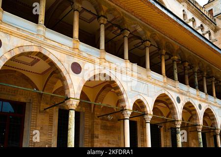 Elementi di decorazioni architettoniche di edifici per le strade di Istanbul Foto Stock