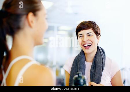 I migliori amici felici dopo l'esercizio insieme. Donna allegra con un'amica che si diverti a trascorrere il tempo insieme dopo un allenamento. Foto Stock