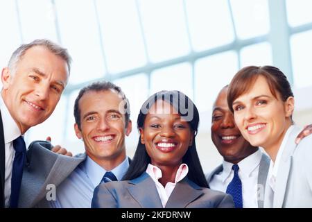 Felice multi etnico uomini d'affari sorridenti. Primo piano ritratto di felice multi etnico uomini d'affari sorridendo. Foto Stock