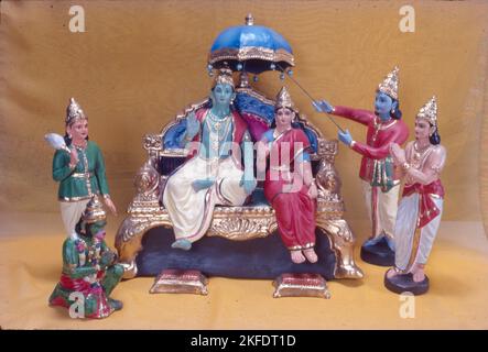 Rama Darbar include Lord RAM, Laxman, Maa Sita, Lord Hanuman, Bharat Ji, Shatrughna Ji e Sugriv Ji. Signore Rama è gentile e si prende più cura dei suoi devoti, così le preghiere offerte al Signore Rama non vanno mai vuote. Lord Rama insegna a camminare sulla via del dharma e della giustizia. Foto Stock