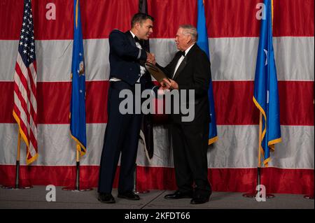 U.S. Air Force Brig. Il generale Richard A. Goodman, comandante dell'ala 57th, presenta 17th capo dello staff dell'aeronautica il generale John Jumper con un regalo alla 75th sfera annuale dell'aeronautica a Las Vegas, Nevada, 10 settembre 2022. L'aeronautica degli Stati Uniti è stata fondata il 18 settembre 1947. Foto Stock