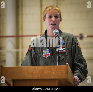 Kristen Thompson, comandante della 55th Wing, parla durante un evento che celebra il 20th° anno del Gruppo 170th alla base dell'aeronautica militare di Offutt, 10 settembre 2022. Foto Stock