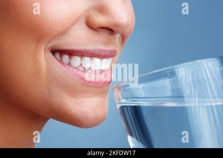 Dettaglio di una donna che beve un bicchiere d'acqua. Dettaglio di una giovane bella donna che beve un bicchiere d'acqua. Foto Stock