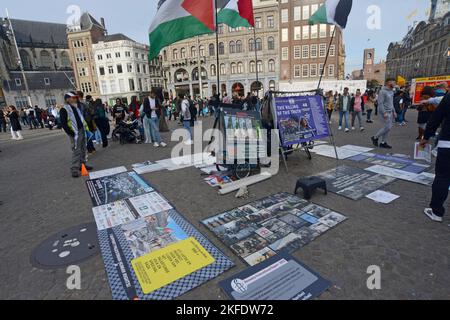 Attivisti per i diritti palestinesi e la patria con una mostra, cartelloni e striscioni in Piazza Dam, centro città, Amsterdam, ottobre 2022 Foto Stock