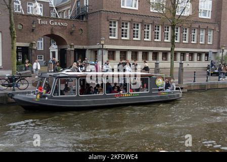 Persone sulla Smoke Boat, una barca turistica di cannabis sul canale di Amsterdam, Paesi Bassi Foto Stock