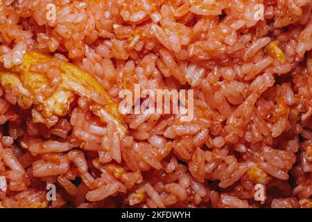 Macrofone di riso fritto cinese con fette di omelette Foto Stock