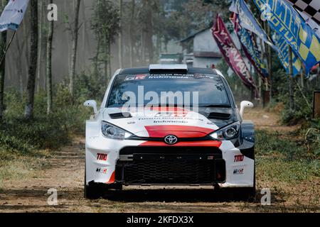 Primo piano di 2022 Toyota Yaris GR al Kejurnas Sprint Rally 2022 nel circuito di Puslatker al Bedali, Lawang, Giava Orientale, Indonesia Foto Stock