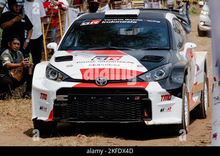 Primo piano di 2022 Toyota Yaris GR al Kejurnas Sprint Rally 2022 nel circuito di Puslatker al Bedali, Lawang, Giava Orientale, Indonesia Foto Stock