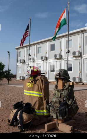 BASE AEREA NIGERIANA 201, Niger - attrezzatura di pronto soccorso di emergenza siediti vicino al polo bandiera americano e nigeriano durante una cerimonia di commemorazione del 9/11 alla base aerea nigeriana, 201, Niger, 11 settembre 2022. Mentre riflettiamo su questi eventi passati, non dimentichiamo mai i ricordi di tutti i membri del servizio, dei primi soccorritori e degli altri americani che abbiamo perso e possiamo rinnovare il nostro impegno per onorare i nostri valori fondamentali mentre difendiamo la nostra grande nazione. Foto Stock