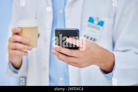 Medico, pausa caffè e tazza, tecnologia per smartphone e app mobile, notifica di lettura e connessione in ospedale. Mani degli operatori sanitari, bere Foto Stock