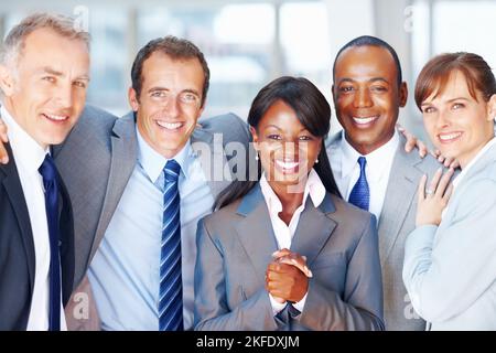 Team aziendale multietnico di successo sorridente. Primo piano ritratto di successo multi-etnico business team sorridente. Foto Stock