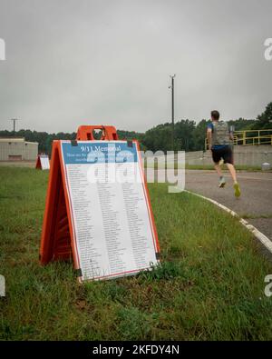 Il 110th Wing Enlisted Advisory Council (EAC) ha ospitato una Remembrance Challenge 9/11 presso la 110th Wing, Battle Creek Air National Guard base, Battle Creek, Michigan, 11 settembre 2022. I partecipanti hanno partecipato a una gara di relay, a una sfida di ribaltamento degli pneumatici, a una disgressione e assemblaggio del fucile M4, a uno scenario di autoassistenza e di Buddy Care e hanno inserito domande relative alle risorse di sviluppo della forza. Foto Stock