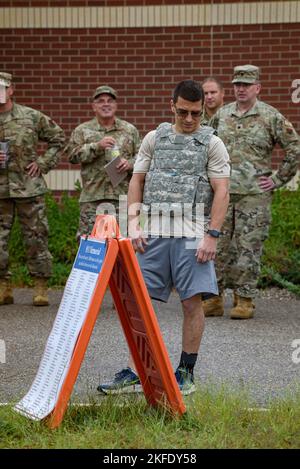 Il 110th Wing Enlisted Advisory Council (EAC) ha ospitato una Remembrance Challenge 9/11 presso la 110th Wing, Battle Creek Air National Guard base, Battle Creek, Michigan, 11 settembre 2022. I partecipanti hanno partecipato a una gara di relay, a una sfida di ribaltamento degli pneumatici, a una disgressione e assemblaggio del fucile M4, a uno scenario di autoassistenza e di Buddy Care e hanno inserito domande relative alle risorse di sviluppo della forza. Foto Stock