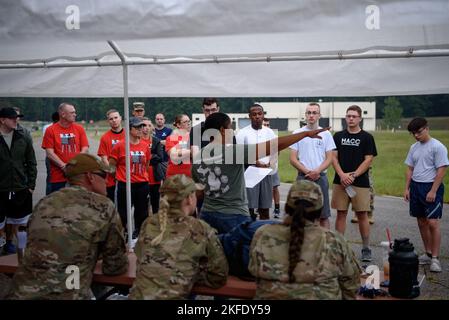 Il 110th Wing Enlisted Advisory Council (EAC) ha ospitato una Remembrance Challenge 9/11 presso la 110th Wing, Battle Creek Air National Guard base, Battle Creek, Michigan, 11 settembre 2022. I partecipanti hanno partecipato a una gara di relay, a una sfida di ribaltamento degli pneumatici, a una disgressione e assemblaggio del fucile M4, a uno scenario di autoassistenza e di Buddy Care e hanno inserito domande relative alle risorse di sviluppo della forza. Foto Stock