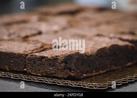Un vassoio di brownie aspetta di essere servito al pubblico Foto Stock