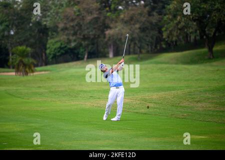 Chiang Rai, THAILANDIA. 18th Novembre 2022. Il tannino di Kwanchai della THAILANDIA gioca dal fairway 9th - la sua buca finale - durante il 2nd° round l'All Thailand Golf Tour 23rd Singha Thailand Masters al Santiburi Country Club di Chiang Rai, THAILANDIA. Credit: Jason Butler/Alamy Live News. Foto Stock