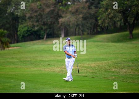 Chiang Rai, THAILANDIA. 18th Novembre 2022. Il tannino di Kwanchai della THAILANDIA gioca dal fairway 9th - la sua buca finale - durante il 2nd° round l'All Thailand Golf Tour 23rd Singha Thailand Masters al Santiburi Country Club di Chiang Rai, THAILANDIA. Credit: Jason Butler/Alamy Live News. Foto Stock