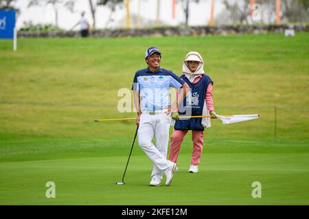 Chiang Rai, THAILANDIA. 18th Novembre 2022. Il tannino di Kwanchai della THAILANDIA sorride sul verde 9th - la sua buca finale - durante il 2nd° round l'All Thailand Golf Tour 23rd Singha Thailand Masters al Santiburi Country Club di Chiang Rai, THAILANDIA. Credit: Jason Butler/Alamy Live News. Foto Stock