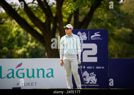 Chiang Rai, THAILANDIA. 18th Novembre 2022. Poosit Supupramai of THAILAND tee off alla buca 2 durante il 2nd round The All Thailand Golf Tour 23rd Singha Thailand Masters al Santiburi Country Club di Chiang Rai, THAILANDIA. Credit: Jason Butler/Alamy Live News. Foto Stock