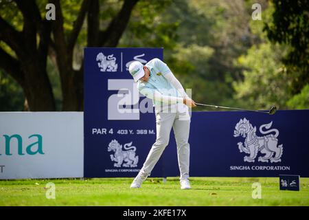 Chiang Rai, THAILANDIA. 18th Novembre 2022. Poosit Supupramai of THAILAND tee off alla buca 2 durante il 2nd round The All Thailand Golf Tour 23rd Singha Thailand Masters al Santiburi Country Club di Chiang Rai, THAILANDIA. Credit: Jason Butler/Alamy Live News. Foto Stock