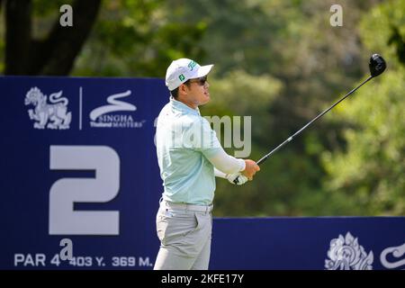 Chiang Rai, THAILANDIA. 18th Novembre 2022. Poosit Supupramai of THAILAND tee off alla buca 2 durante il 2nd round The All Thailand Golf Tour 23rd Singha Thailand Masters al Santiburi Country Club di Chiang Rai, THAILANDIA. Credit: Jason Butler/Alamy Live News. Foto Stock