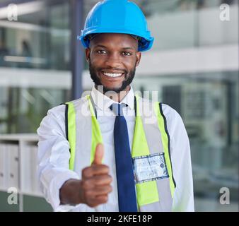 Ritratto, uomo nero e ingegnere pollici in su per successo, approvazione o sostegno per costruzione o costruzione di progetto. Grazie, sì o architetto felice Foto Stock