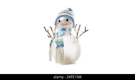 Snowman isolato su sfondo bianco, copia spazio. Primo piano di pupazzo di neve che indossa cappello e sciarpa, natale e Capodanno celebrazione Foto Stock