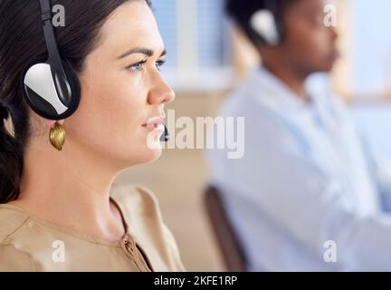 Call center, telemarketing e business woman in ufficio scrivania per la comunicazione di vendita, consulenza finanziaria e strategia crm con attenzione. ESSO Foto Stock